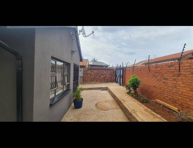 4 BEDROOM HOUSE FOR SALE IN PROTEA NORTH